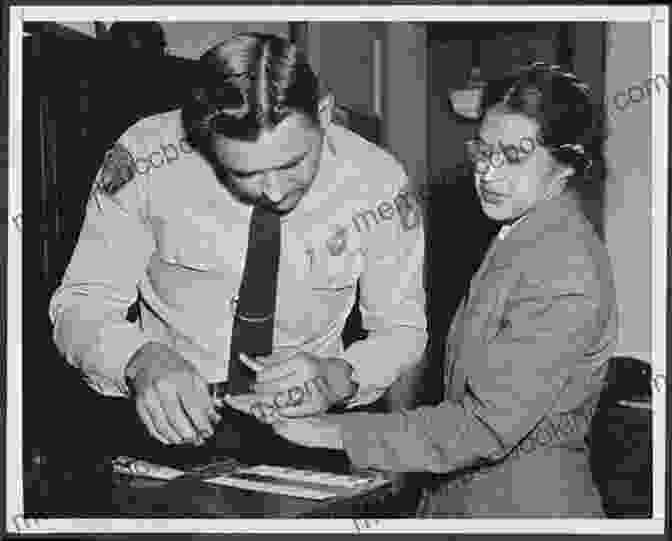 Rosa Parks, The African American Woman Who Refused To Give Up Her Seat On A Bus 25 Women Who Protected Their Country (Daring Women)
